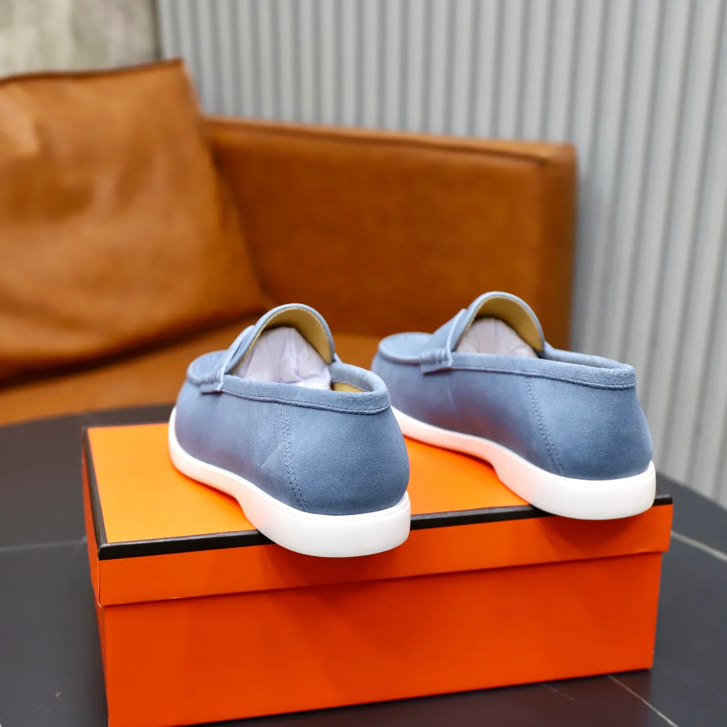 Ex-factory price: 540💰Hermès/Hermès slip-on men's shoes. This shoe is made of imported cow suede leather, with simple and smooth lines, and a 3CM rubber foam ultra-light sole combined with aerodynamic design! Youthful and fashionable, H button decoration, contrasting leather embellishment on the heel, calf lining to gently wrap your feet, with embossed logo cowhide feet, leather rock strips, casual and urban style, highlighting youthful vitality, sports and leisure version, super versatile Size number: 38-39-40-41-42-43-44 Standard leather shoe size (45 can be customized but does not support returns)